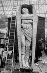 Gigante Mumificado Gigante Mumificado “houve ainda outra guerra em gate, onde havia um homem de grande estatura, que tinha vinte e quatro dedos, seis em cada mão e seis em cada pé, e que também era filho do gigante.” (1 crônicas 20:6).