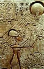 Akhenaton Culto Ao Sol Akhenaton Culto Ao Sol o medalhão egípcio de um deus astronauta.