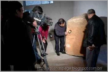 Relogio Moderno Passado em Tumba Relogio Moderno Passado em Tumba relógio moderno em tumba de 400 anos.