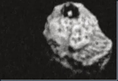 Asteroide com Uma Pirâmide Asteroide com Uma Pirâmide um asteroide com pirâmide negra.