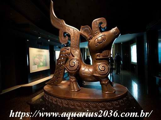 Cavalo Arteatos Entre Artefatos Sanxingdui a árvore três montes das estrelas.