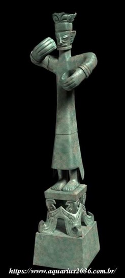 Estatua Representando Rei Shu Sanxingdui uma cultura estranha.
