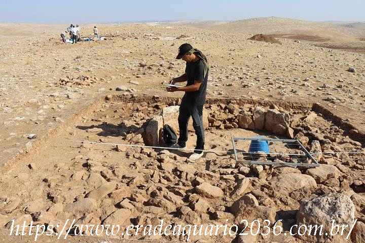 Arqueologo Analizando Reliquias Mendeki Tepe Tuquia Arqueologo Analizando Reliquias Mendeki Tepe Tuquia mendik tepe sítio neolítico na turquia.