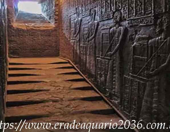 Degraus Derretidos Hator 1 Degraus Derretidos Hator 1 os degraus de granito derretido do templo de hathor.